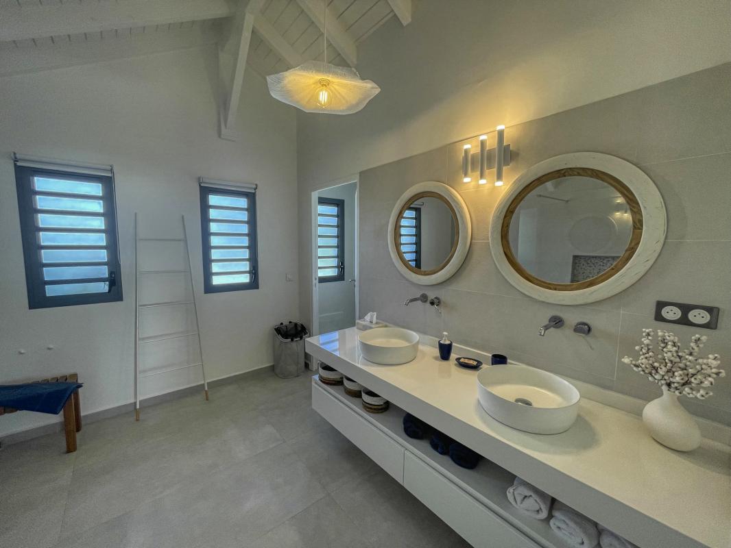 52 Location villa piscine accès plage Saint François Guadeloupe_sdb 3